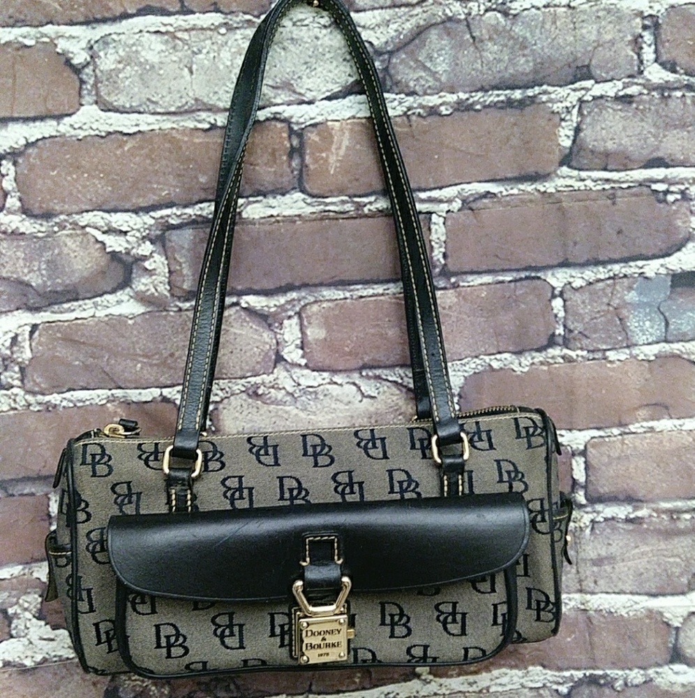 Dooney & bourke shoulder purse.